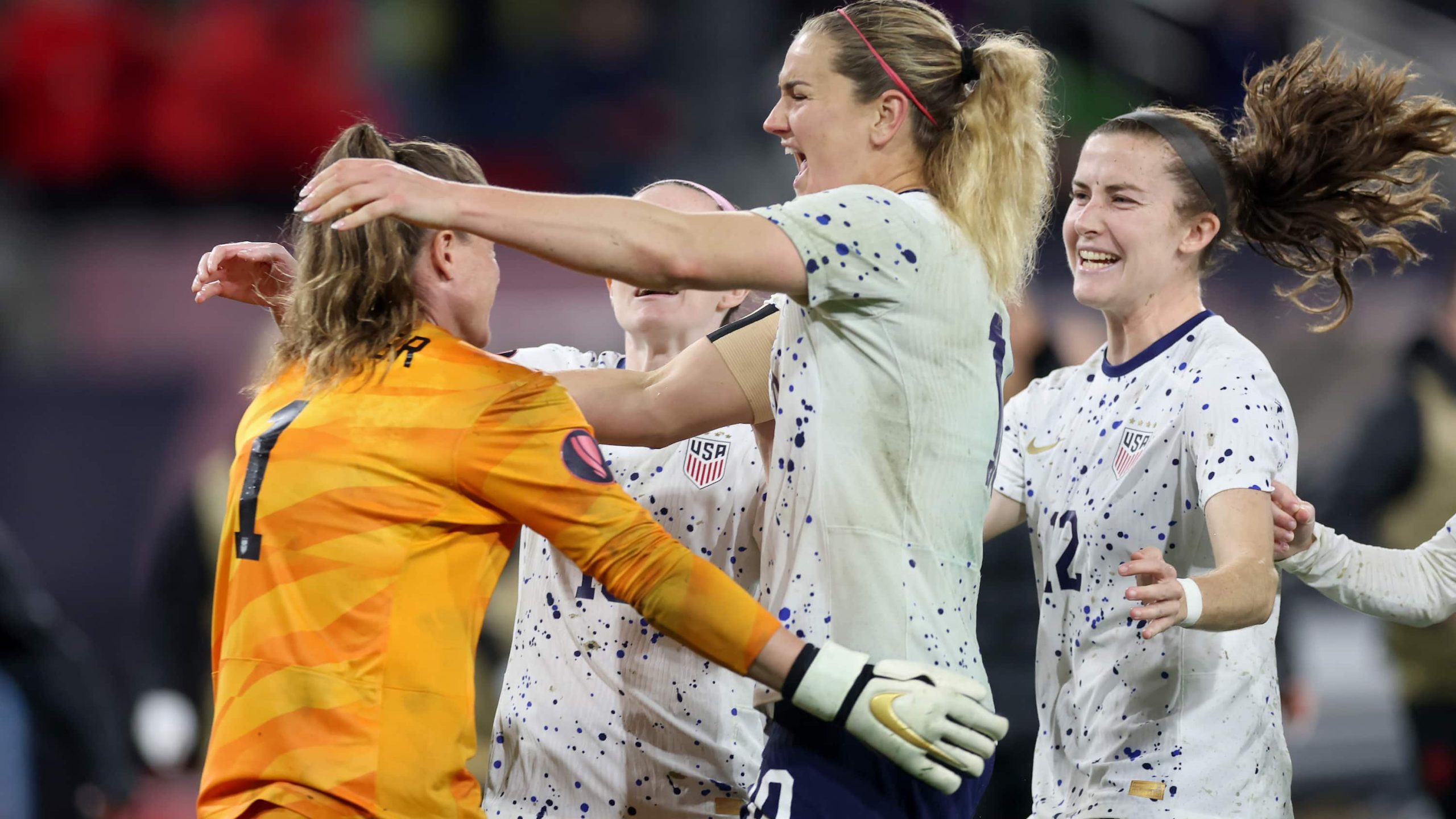 Kanada’nın kadın futbol takımı, yağmurun ıslattığı Altın Kupa yarı finalinde penaltı vuruşlarında ABD’ye yenildi